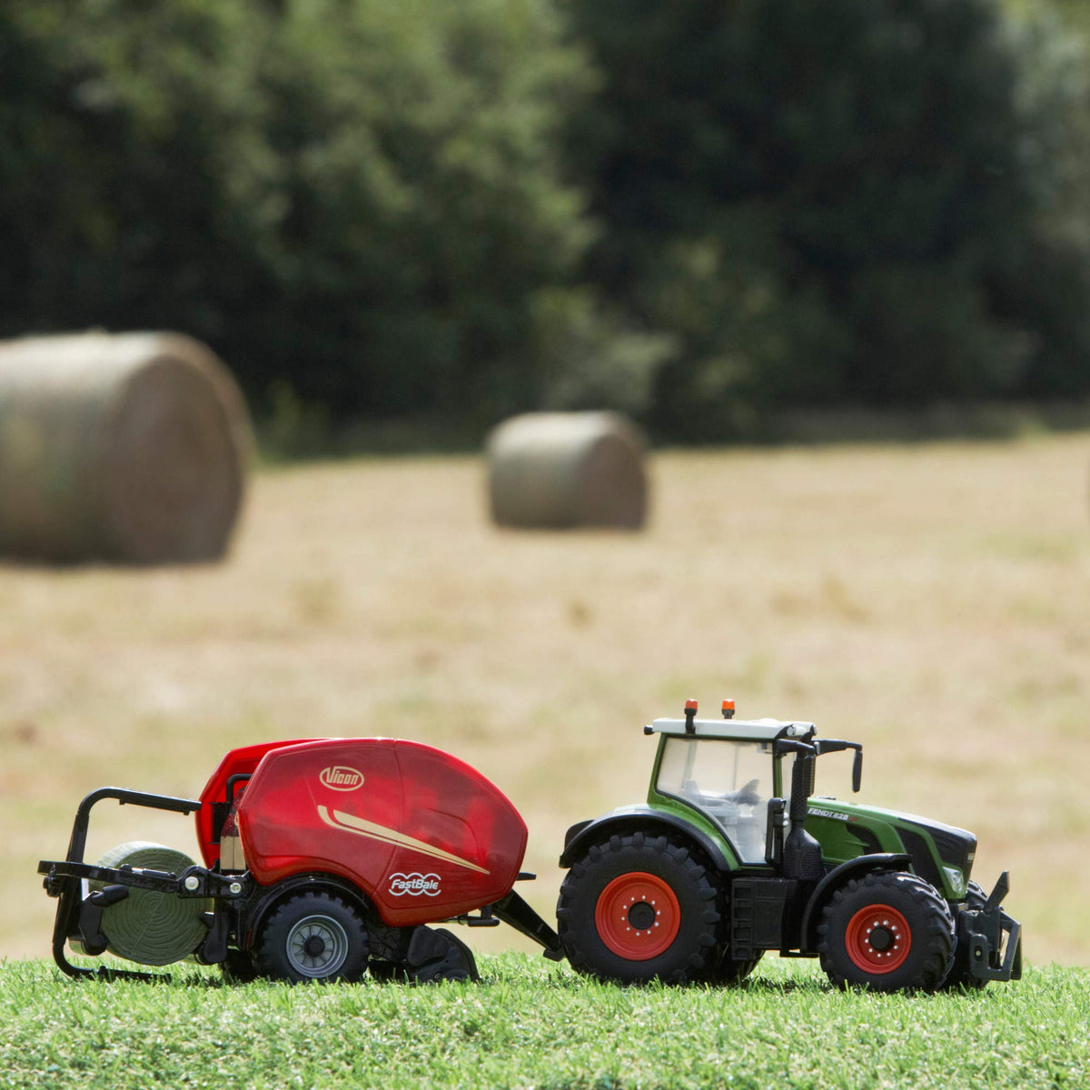 Britains FENDT 828 Vario Tractor, Collectable Tractor Toy, Tractor Toys Compatible with 1:32 Scale Farm Animals and Toys, Suitable for Collectors and Children from 3 Years